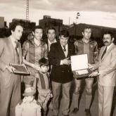 01-04-81 El president de la penya Barcelonista de Vilafranca fent entrega d'una placa al FCV