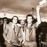 01-04-81 Quini rebent una placa del president de la penya Barceloniste de Vilafranca