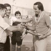 08-81 Pere Montserrat president del FCV fa entrega d'una placa a Roberto Martinez