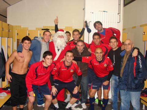 El Pare Noel visita el vestidor del FC Vilafranca.