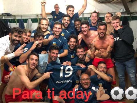 Els jugadors dediquen la victòria a ADAY BENITEZ, que va ser operat divendres passat.