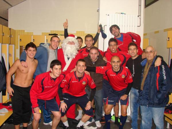 El Pare Noel visita el vestidor del FC Vilafranca.
