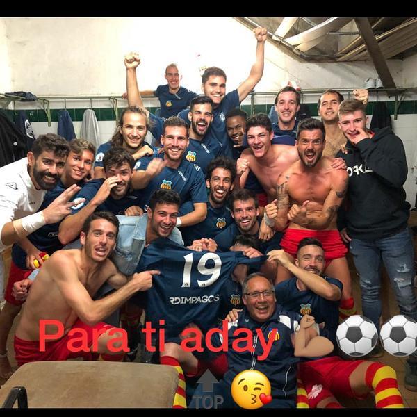 Els jugadors dediquen la victòria a ADAY BENITEZ, que va ser operat divendres passat.