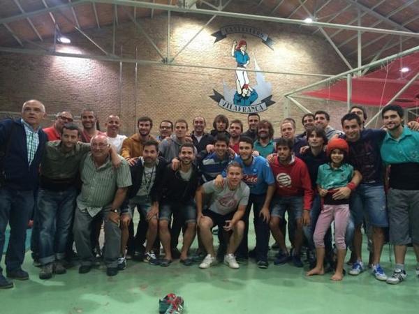 La plantilla del CF Vilafranca va assistir a l'assaig dels Castellers de Vilafranca.